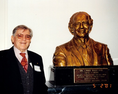 Linus Pauling Jr. with a bust of his father
