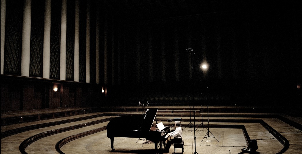 Murray Perahia sitting at the piano