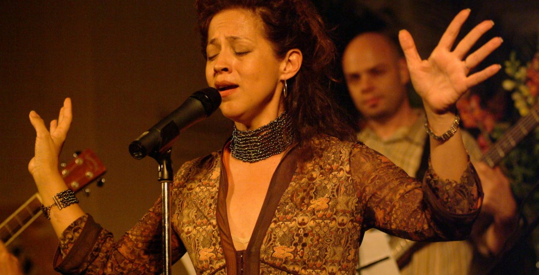 Perla Batalla singing on stage