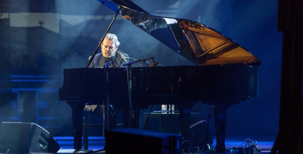 Jimmy Webb playing piano on stage