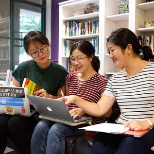 Students collaborating at Writing Center