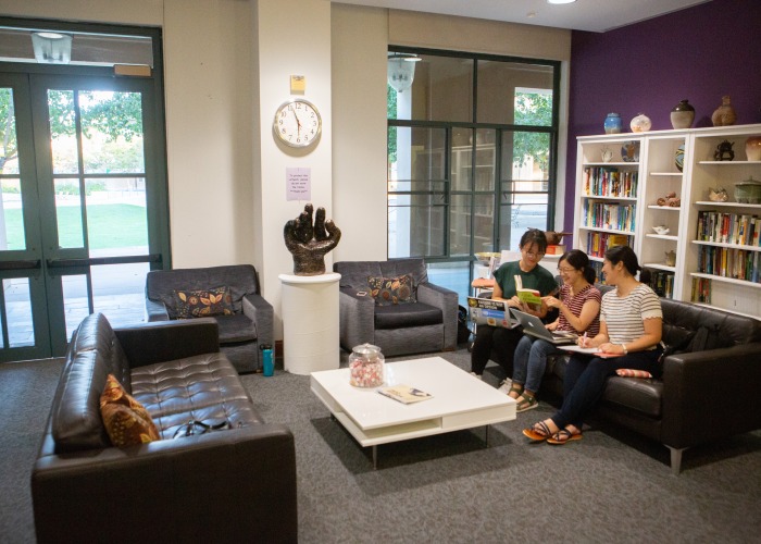 Image of students in the Writing Center.