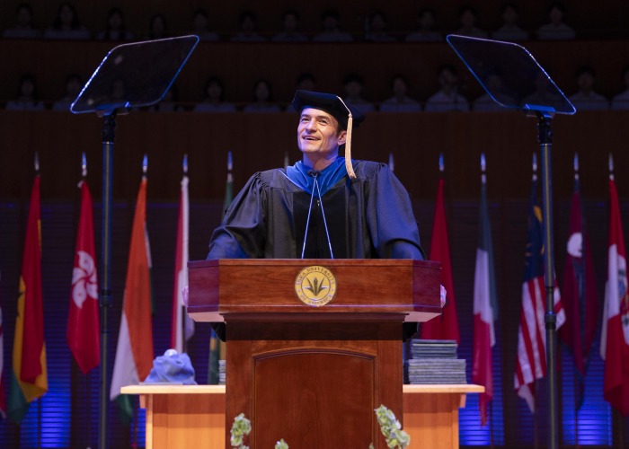 Orlando Bloom speaks to the Class of 2025 during SUA's Commencement Ceremony.