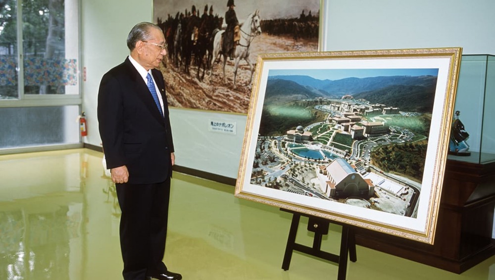 Daisaku Ikeda looks over aerial view the SUA Aliso Viejo campus