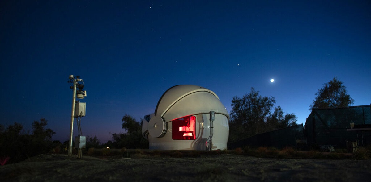 Night sky above Nieves Observatory