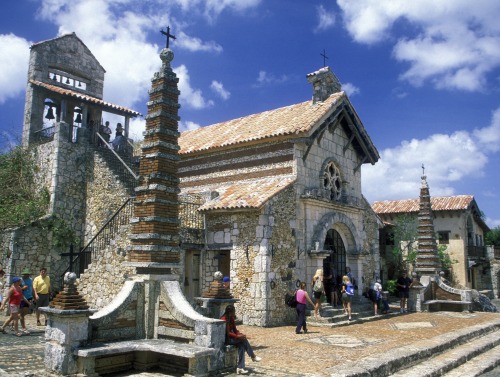 Image of architecture in Santiago, Dominican Republic.