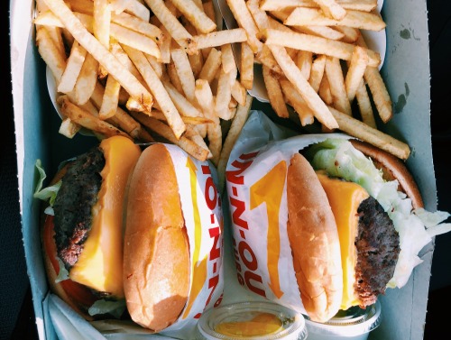 Image of burgers at In n Out