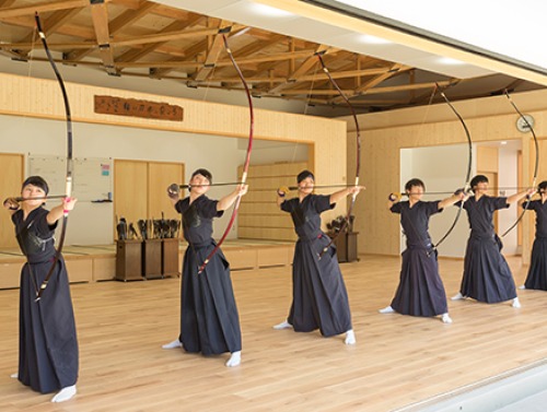 Oberlin students participate in archery