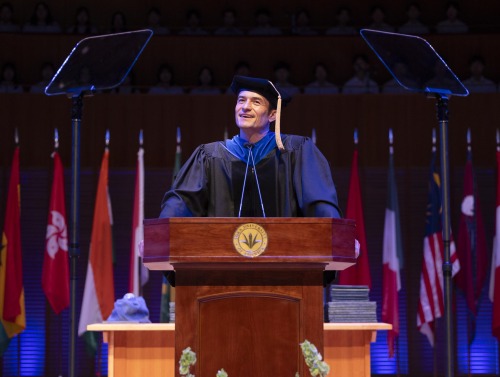 Orlando Bloom speaks to the Class of 2025 during SUA's Commencement Ceremony.