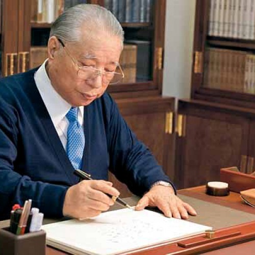 Daisaku Ikeda writes at his desk