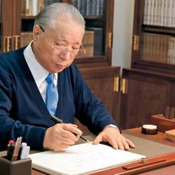 Daisaku Ikeda writes at his desk