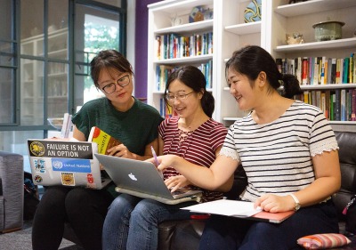 Students collaborating at Writing Center