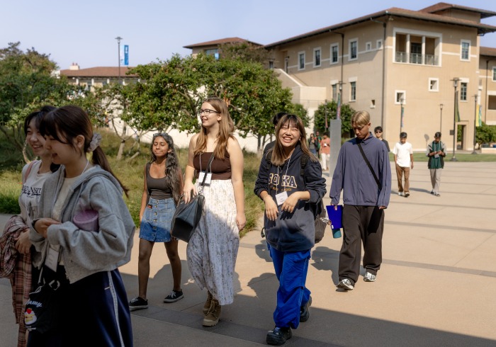 Students walk into orientation on SUA's campus.