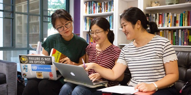 Students collaborating at Writing Center