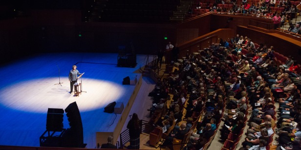 Anna Deavere Smith speaks to a large audience at Soka University.