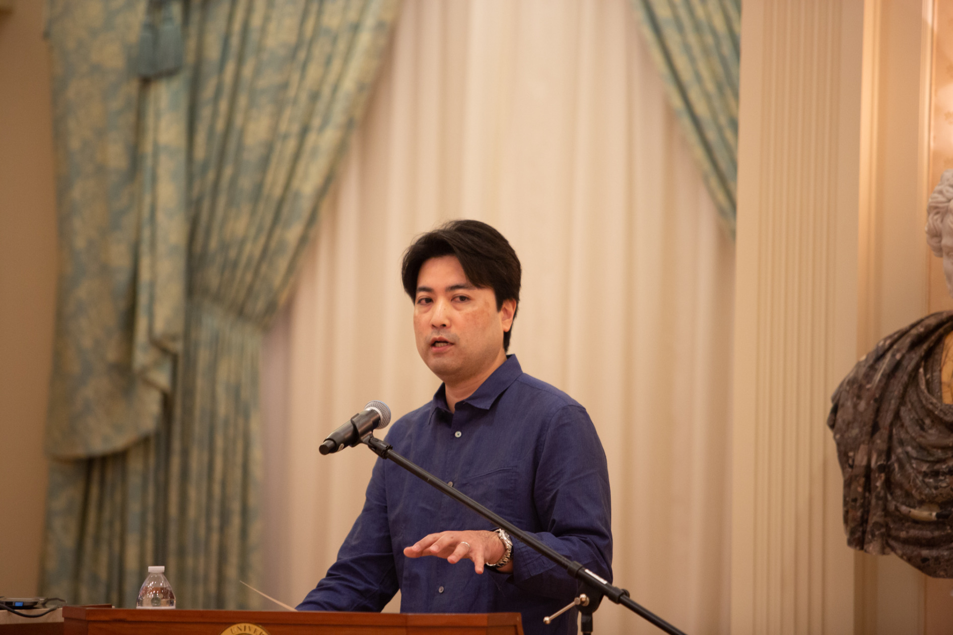 Image of Osamu Ishiyama giving a lecture