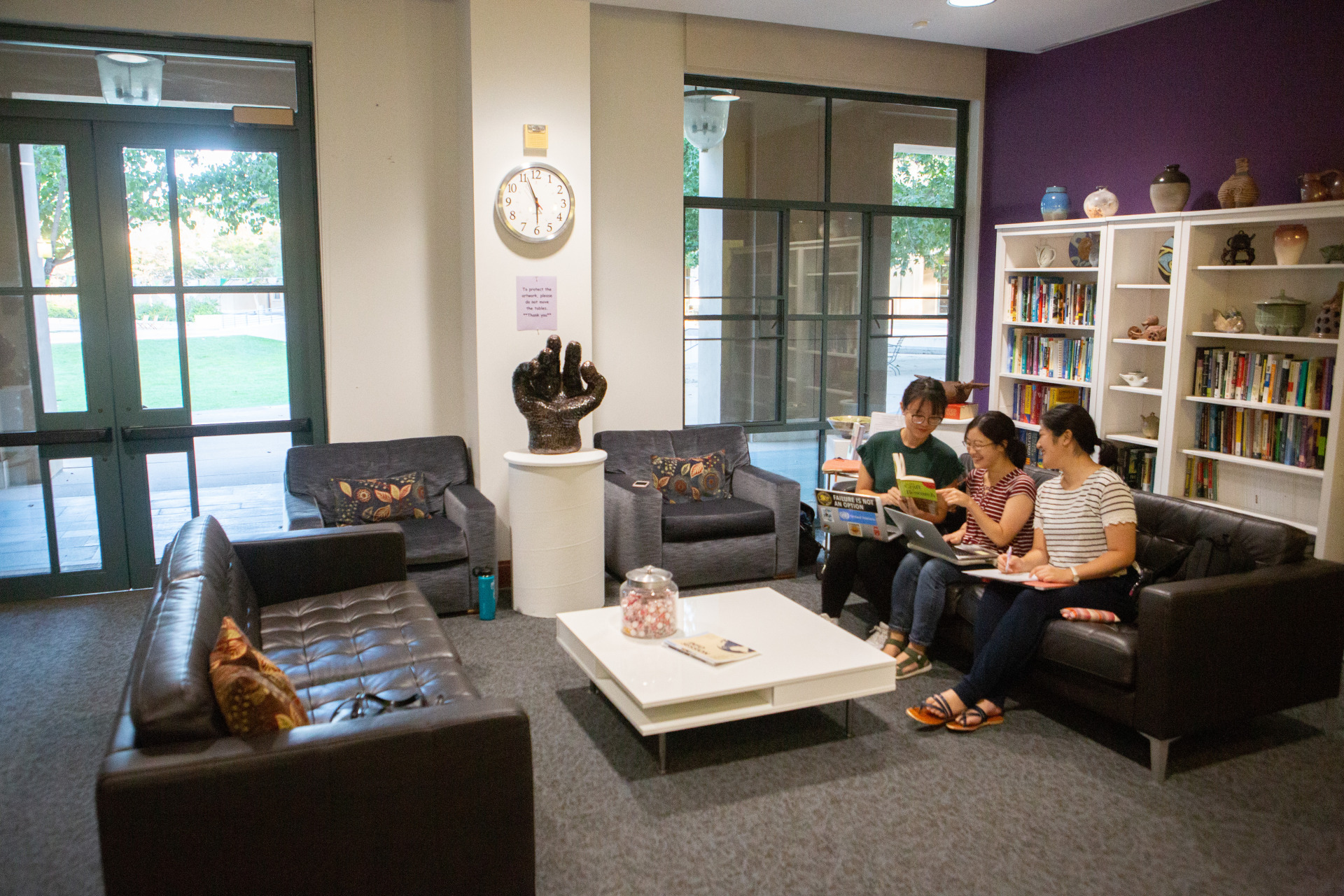 Image of students in the Writing Center.