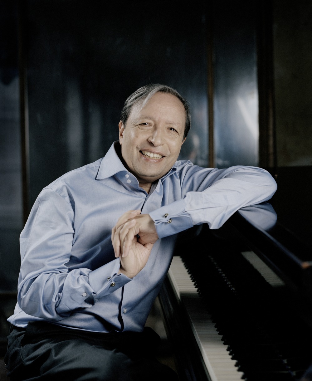 Murray Perahia sitting at the piano