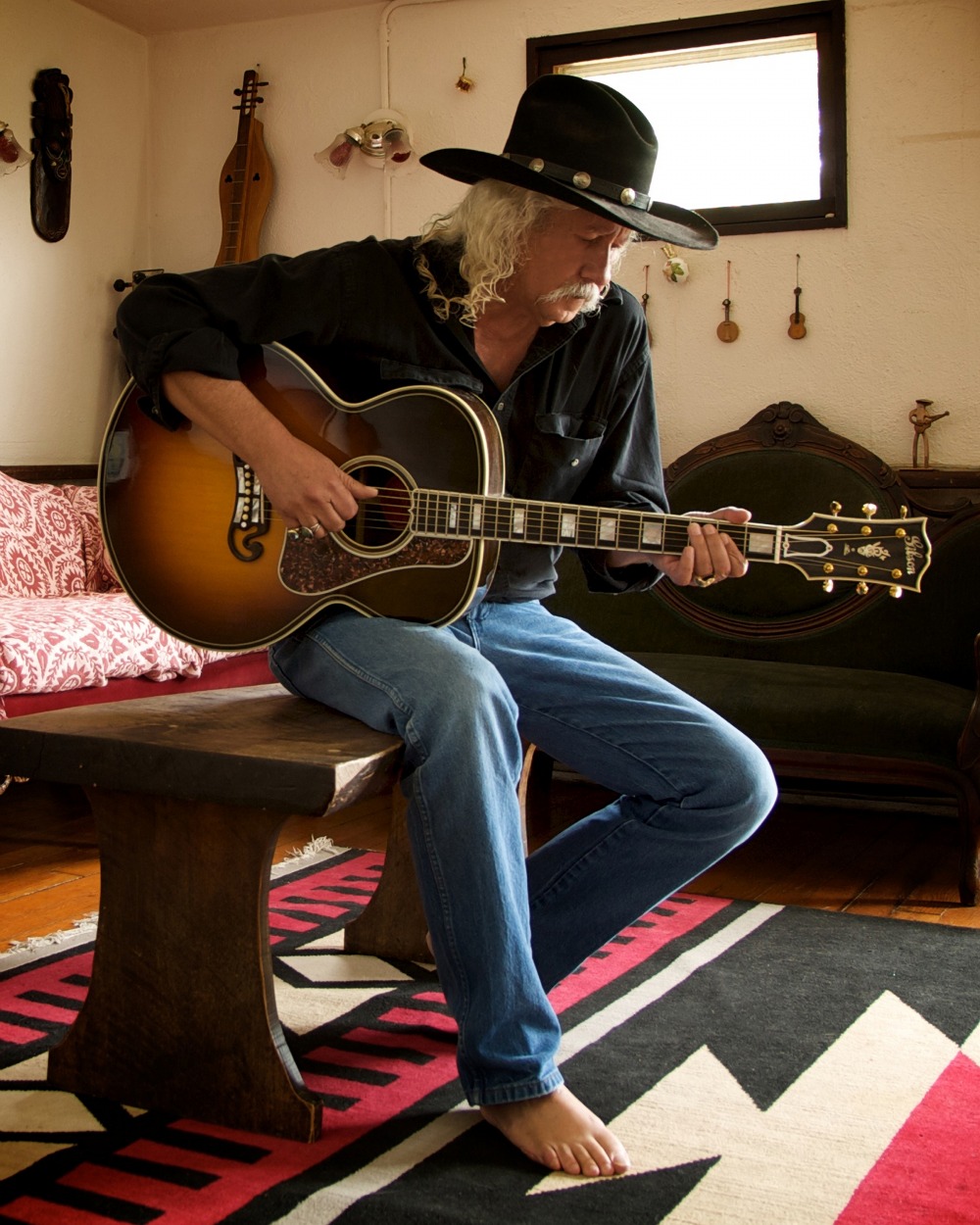 Arlo Guthrie playing guitar