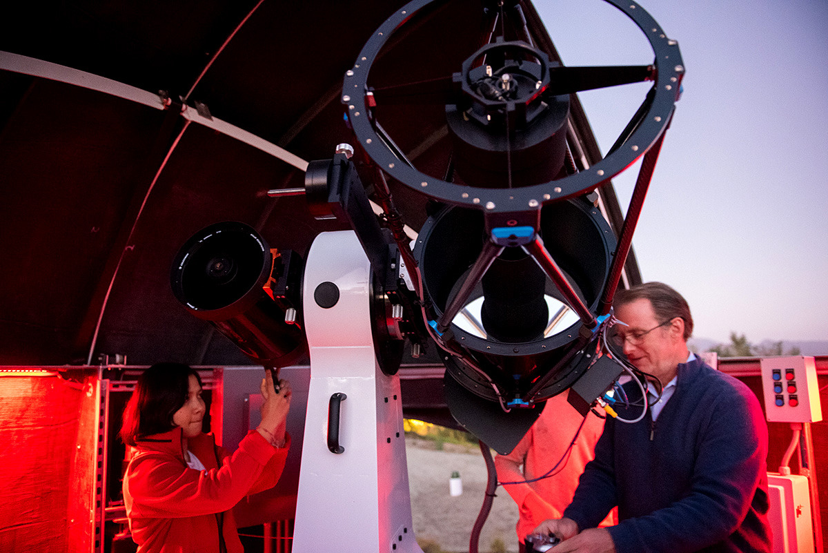 Student and professor operate telescope in Nieves Observatory