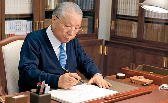 Daisaku Ikeda writes at his desk