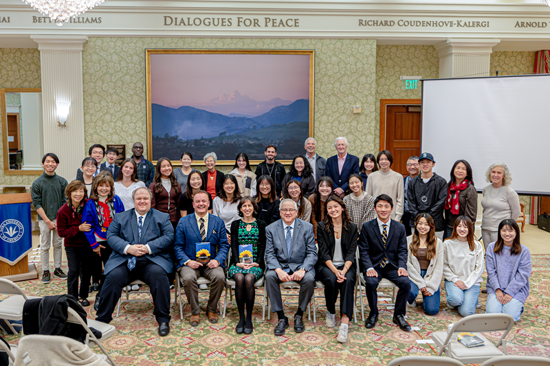 Group photo of attendees of the event commemorating Choose Hope, the dialogue between Daisaku Ikeda and David Krieger. Co-organized by the Soka Institute for Global Solutions and the Nuclear Age Peace Foundation.