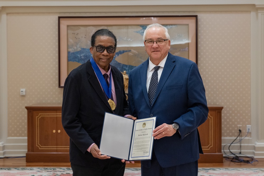 Herbie Hancock and SUA President Feasel pose with the 2025 Global Citizen Award in Founders Hall.