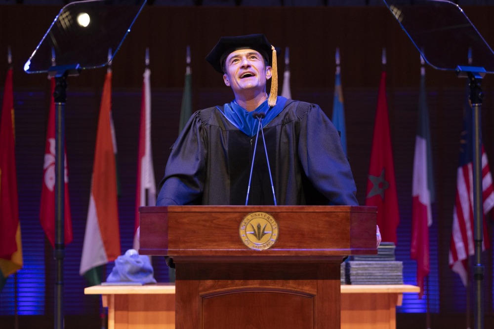 Orlando Bloom speaks to the Class of 2025 during SUA's Commencement Ceremony.