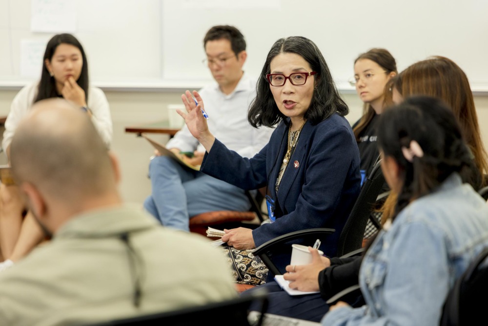 Guest speaker Masako Toki engages in discussion with program participants