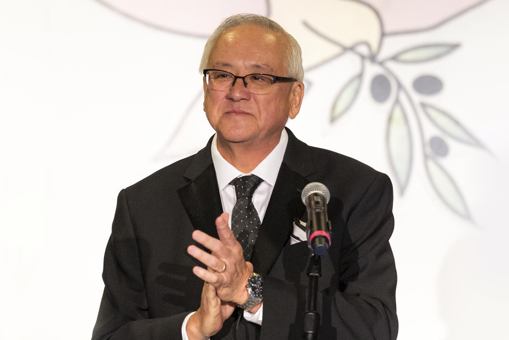 Ed Feasel claps during the 2025 gala.