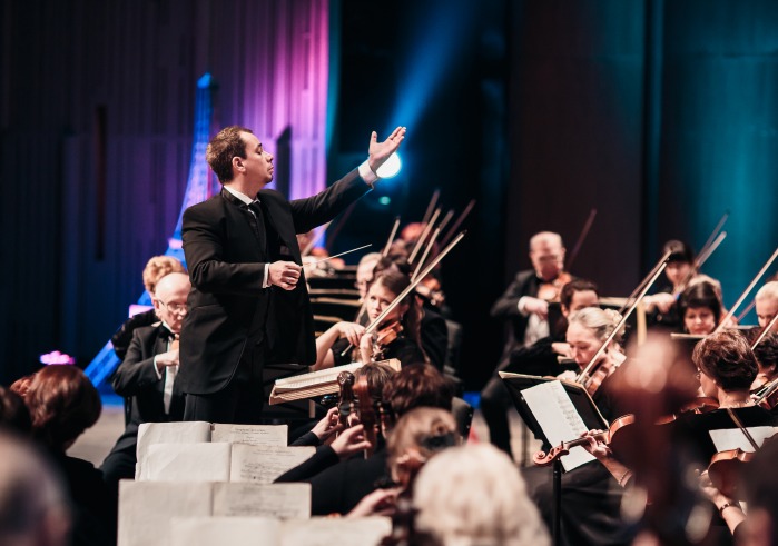 Conductor Vladimir Lande conducting the orchestra
