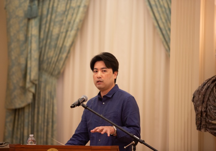 Image of Osamu Ishiyama giving a lecture