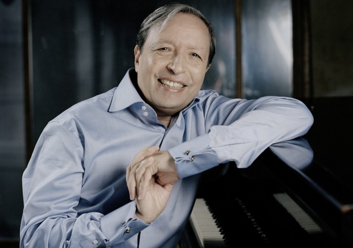 Murray Perahia sitting at the piano