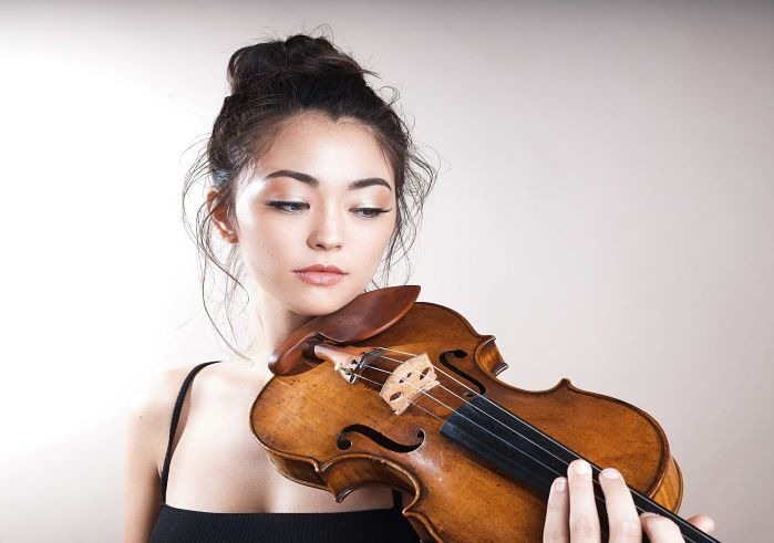 Simone Porter holding violin