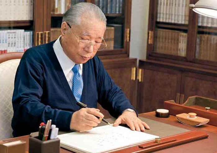 Daisaku Ikeda writes at his desk