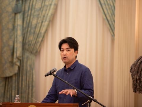 Image of Osamu Ishiyama giving a lecture