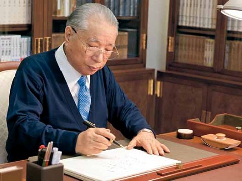 Daisaku Ikeda writes at his desk