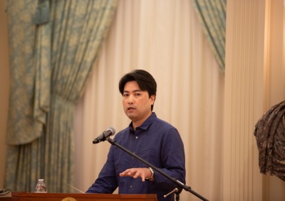 Image of Osamu Ishiyama giving a lecture