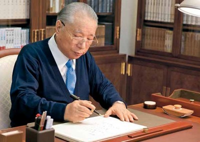 Daisaku Ikeda writes at his desk