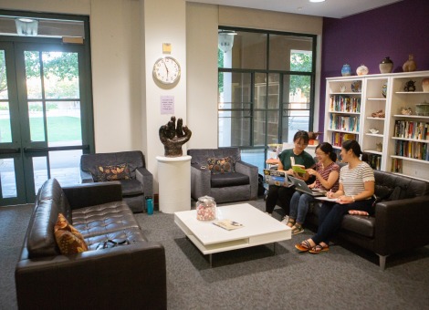 Image of students in the Writing Center.