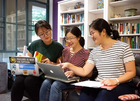 Students collaborating at Writing Center