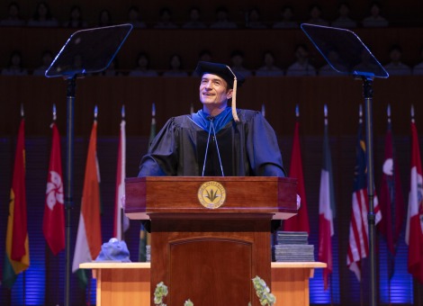 Orlando Bloom speaks to the Class of 2025 during SUA's Commencement Ceremony.