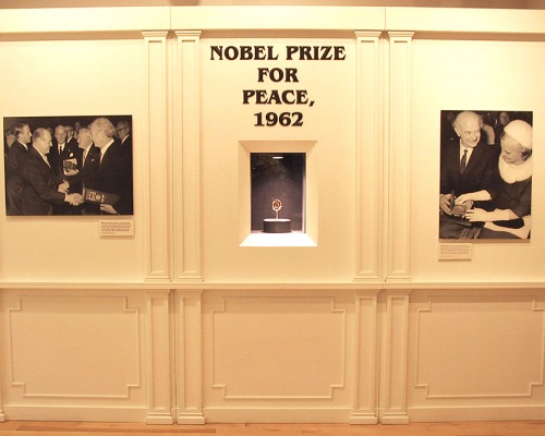 Linus Pauling's Nobel Prize for Peace displayed  