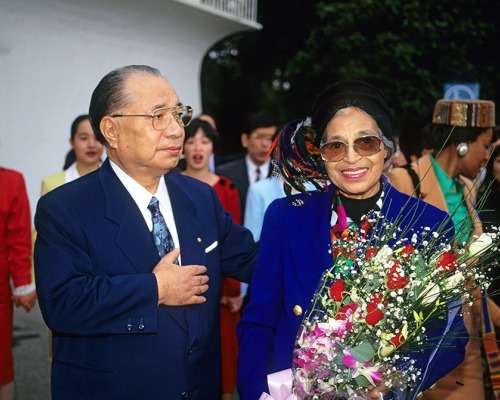 Daisaku Ikeda greets Rosa Parks 